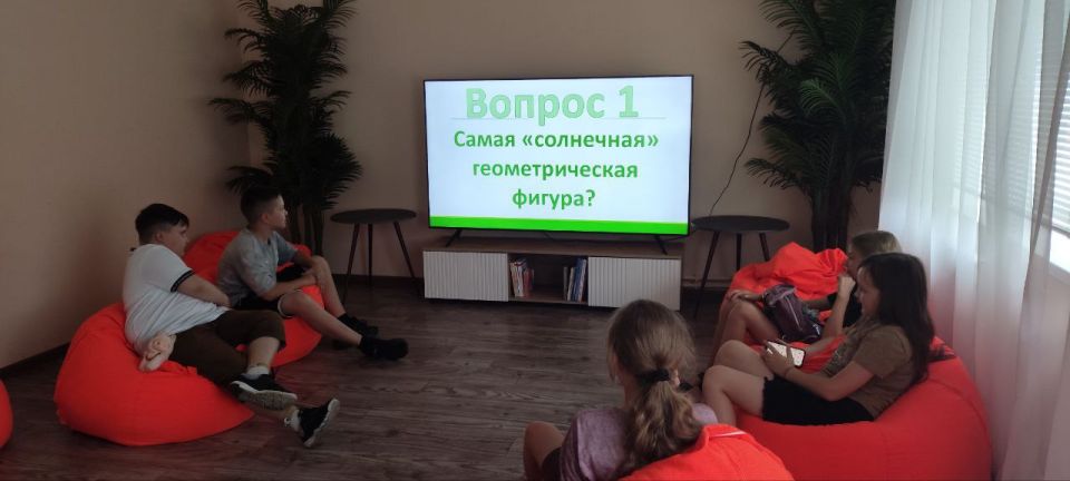 Всемирный день навыков молодежи в молодежном отделе имени Марии Пироговой прошел на ура! Интерактивная игра "Умные и креативные" собрала ребят, готовых продемонстрировать свою эрудицию и просто весело провести время