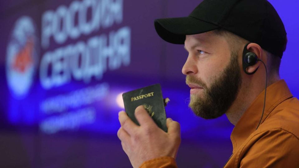 Американец Дэниэл Мартиндейл, помогавший российским войскам в ходе СВО, получил российский паспорт