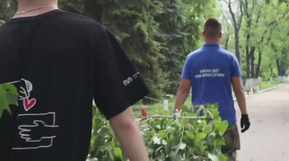 Молодёжка Горловки убрала последствия непогоды