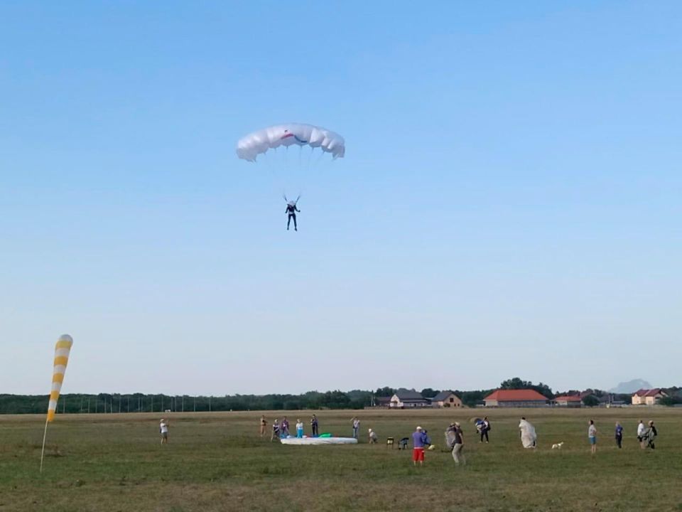 Спортсмены из ДНР поучаствовали в соревнованиях по парашютному спорту на Ставрополье