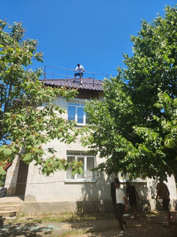 Виктория Жукова: Рабочие Нижегородской области обновляют крышу и окна в детсаде пгт Горное г.о. Харцызск