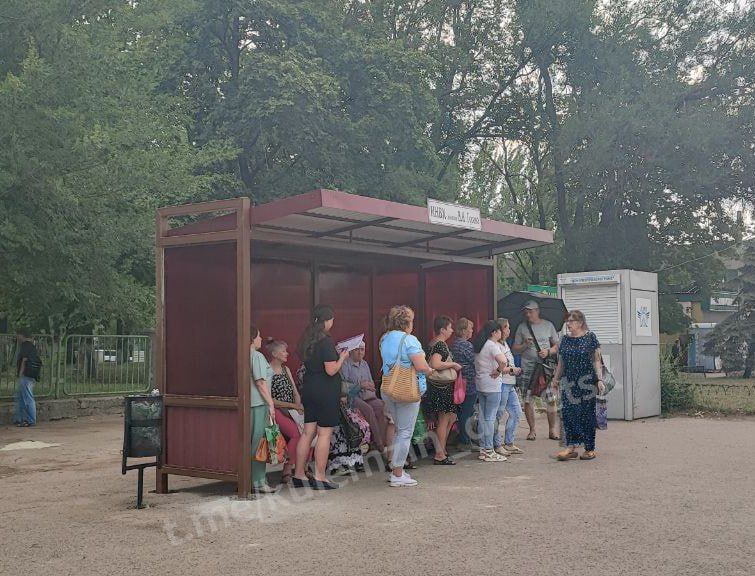 Cотрудники предприятия «Дорожное ремонтно-строительное управление» по распоряжению Главы ДНР Дениса Пушилина продолжают монтаж новых остановочных пунктов