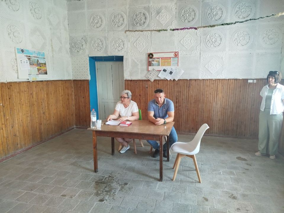 17 июля заместитель Главы Администрации Старобешевского муниципального округа Вера Немилостивная провела встречу с жителями села Песчаное