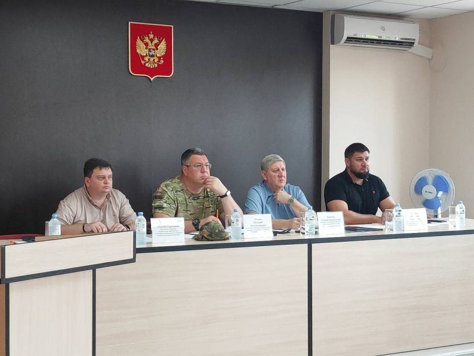 Врио Председателя Правительства ДНР Андрей Чертков и замминистра строительства и ЖКХ РФ Валерий Леонов провели стратегическое совещание с участием глав городов Горловки, Енакиево, Дебальцево и Ясиноватой по вопросам...