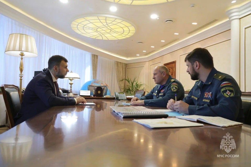 Наталья Великодная: Глава ДНР Денис Пушилин провел совещание главой МЧС России Александром Куренковым, на котором обсудили ситуацию с водой в Республике, в том числе разминирование освобожденных территорий