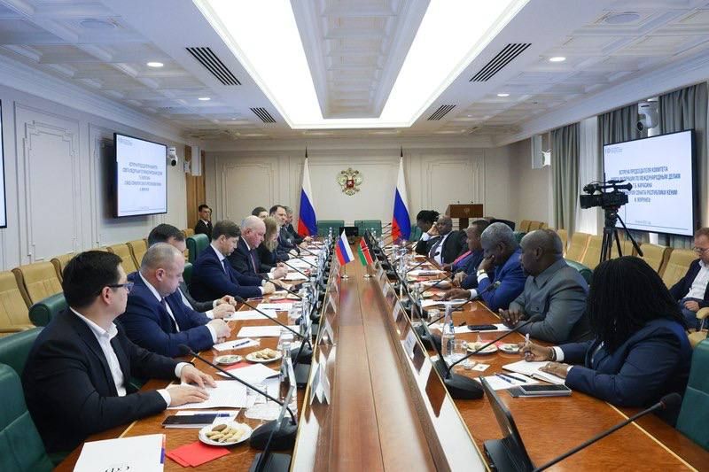 Александр Волошин: #работа_в_СФ. Сегодня в Совете Федерации принял участие во встрече сенаторов РФ с представителями парламентской делегации Республики Кения