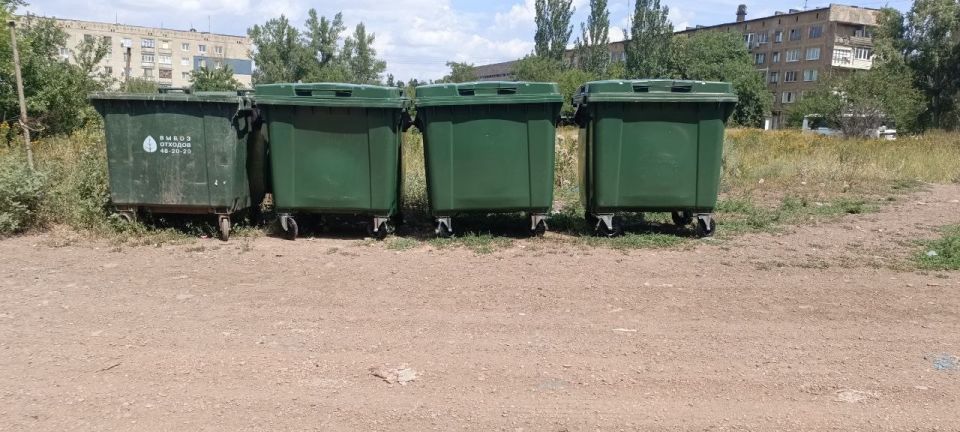 В Снежном продолжается обновление баков для сбора ТКО