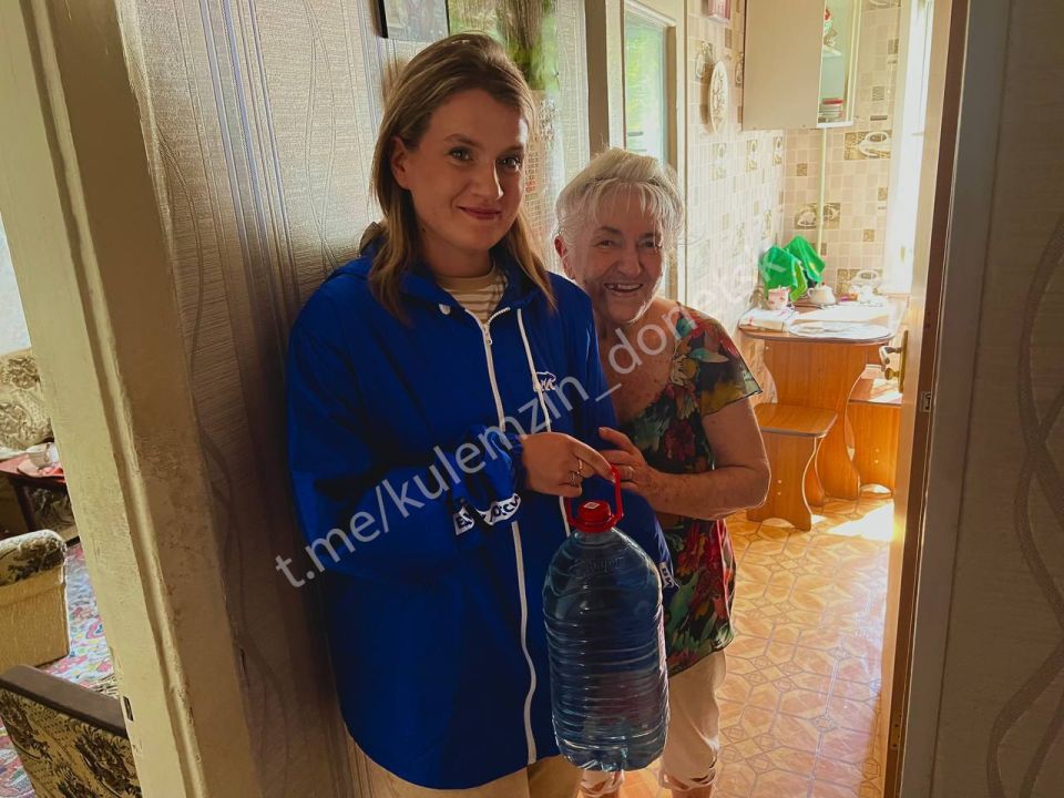 Алексей Кулемзин: Сотрудники Управы Ворошиловского района совместно с активистами «Молодой гвардии Единой России» организовали регулярную доставку воды пожилым и маломобильным гражданам