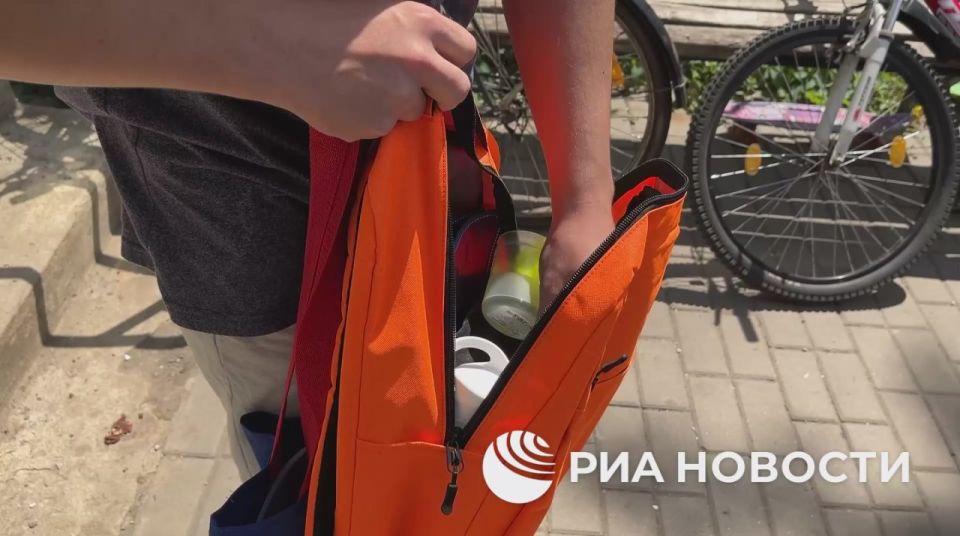 Детям, оставшимся в освобожденном Курахово в ДНР, в рамках первой гуманитарной акции вручили школьные наборы к новому учебному году, рассказал журналистам председатель регионального отделения "Движения Первых" ДНР Денис...