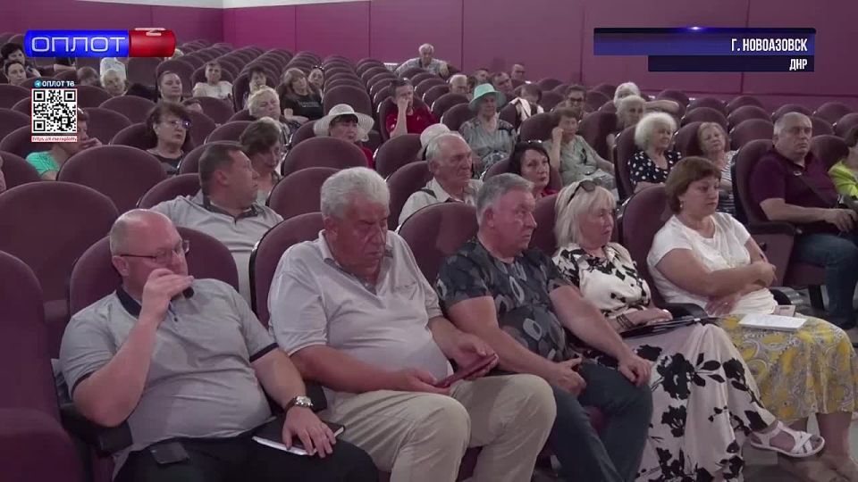 С жителями Новоазовска встретились Глава округа Василий Овчаров и руководители предприятий жилищно-коммунального хозяйства