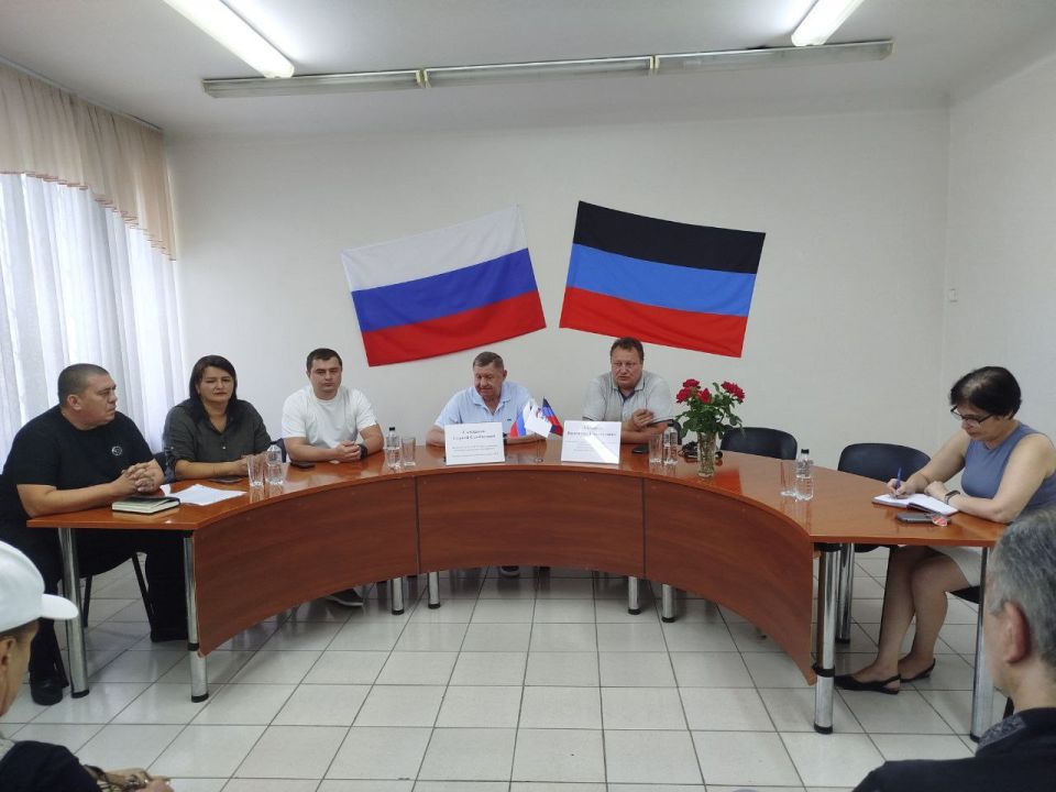 Валентин Левченко: Сегодня в нашем районе, под председательством депутата Донецкого городского совета, руководителя комитета по вопросам городского хозяйства и муниципальной собственности Сергея Скиданова, прошло выездное...