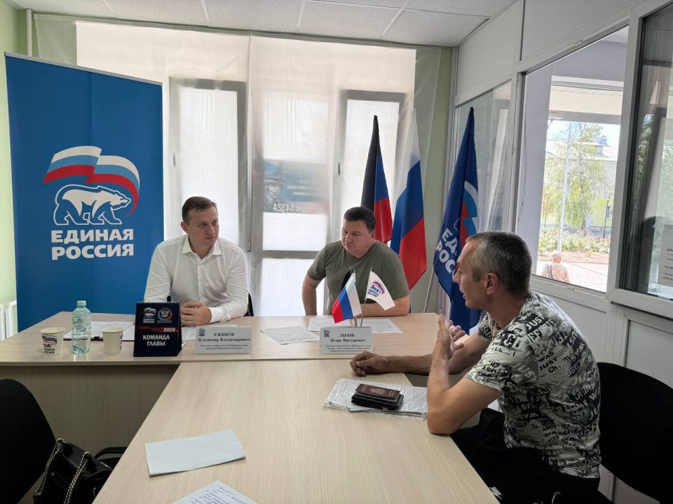 Владимир Ежиков: Более 10 человек сегодня записались на прием, который провел вместе с главой Амвросиевского муниципального округа Игорем Лызовым