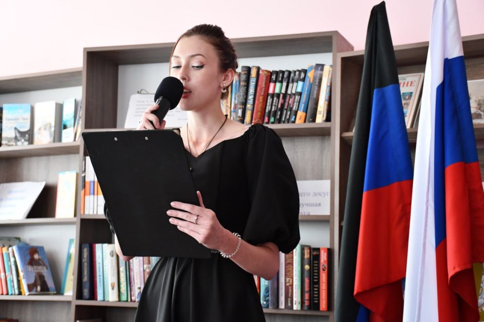 Сегодня в Дебальцево состоялось торжественное мероприятие, посвященное Дню металлурга, объединившее действующих работников "Дебальцевского завода металлургического машиностроения" и всех, кто ценит труд металлургов