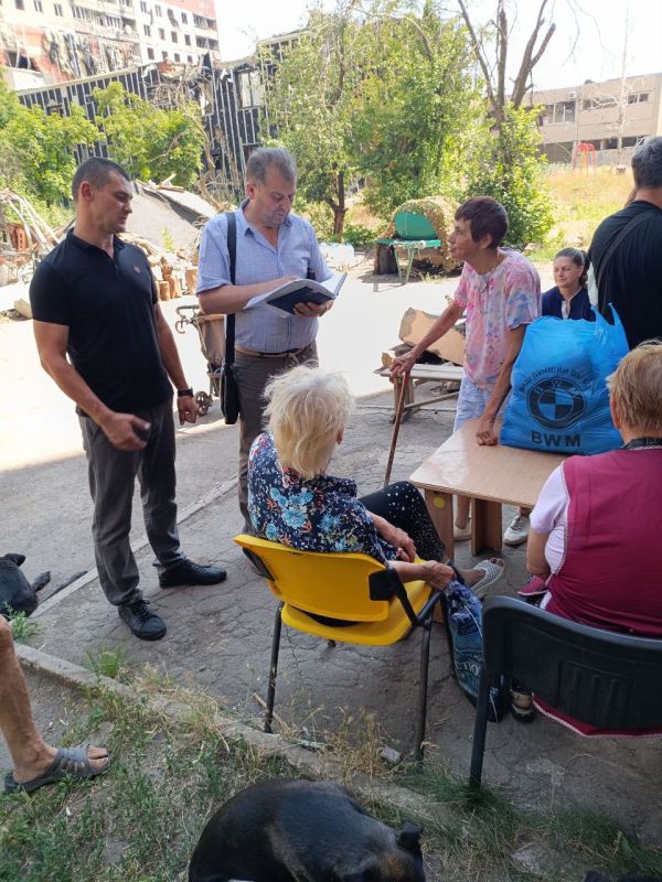17.07.2025 в Угледаре состоялся прием граждан, который провел Таймураз Арсоев, председатель Волновахского муниципального совета первого созыва и представитель партии "Единая Россия"