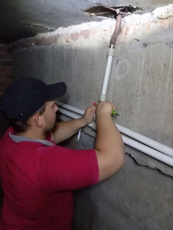 Аварийная бригада Якутии заменила трубы водоснабжения и канализации в Докучаевске