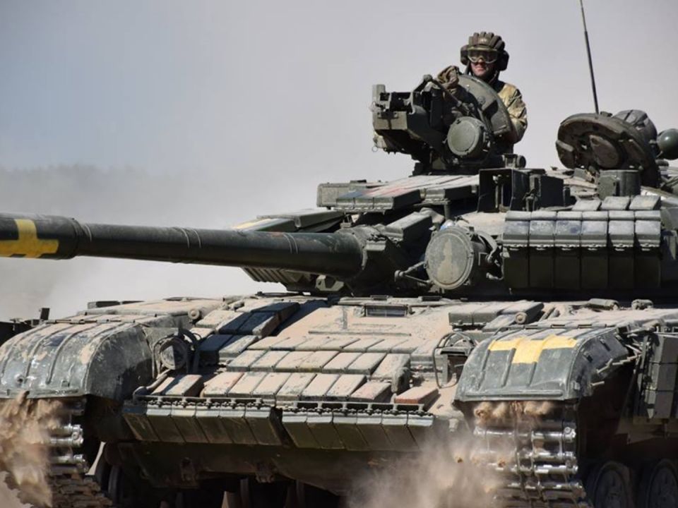 Военный России мастерски ударил дроном в открытый люк танка ВСУ. Видео