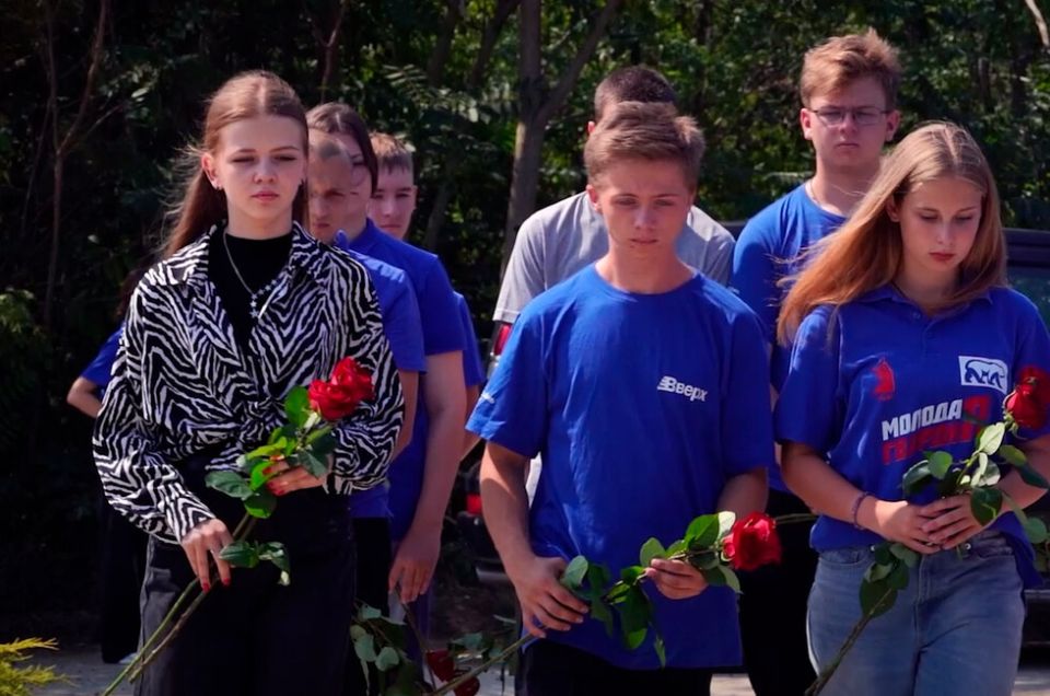 «Без гвоздик, только розы»: в Донецке молодежь исполнила волю Гиви