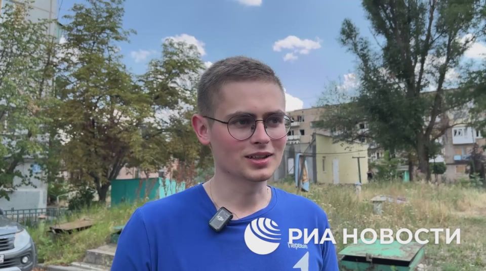 1 Детям из освобожденного Курахово вручили школьные наборы