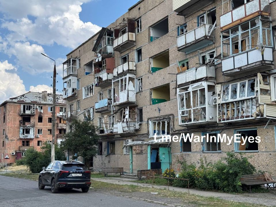 Курахово, июль 2025. На данный момент в городе продолжает оставаться около 1 тыс, человек, работает несколько продуктовых магазинов, 2 раза в неделю до Донецка ходит автобус