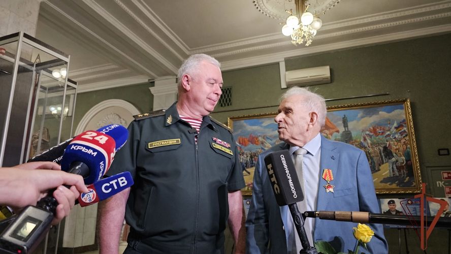 Представители Росгвардии в Севастополе поздравили ветерана Великой Отечественной войны с вековым юбилеем