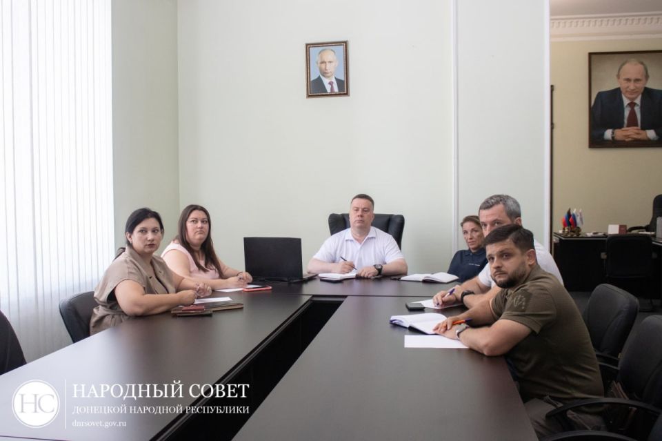 Константин Кузьмин и депутаты парламента взяли на контроль вопросы, которые озвучил Денис Пушилин в ходе прямой линии