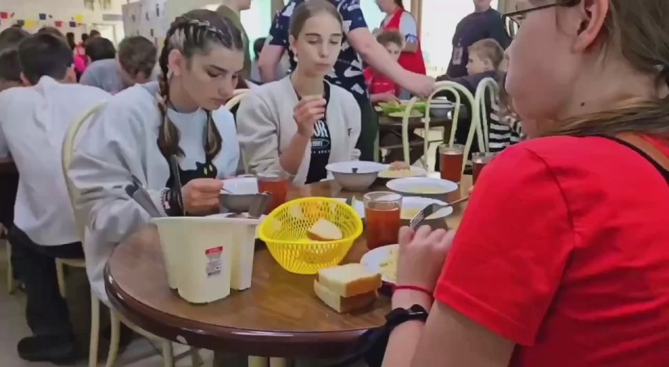 Благодаря Кузбассу 350 юных горловчан проводят лето на березу Азовского моря