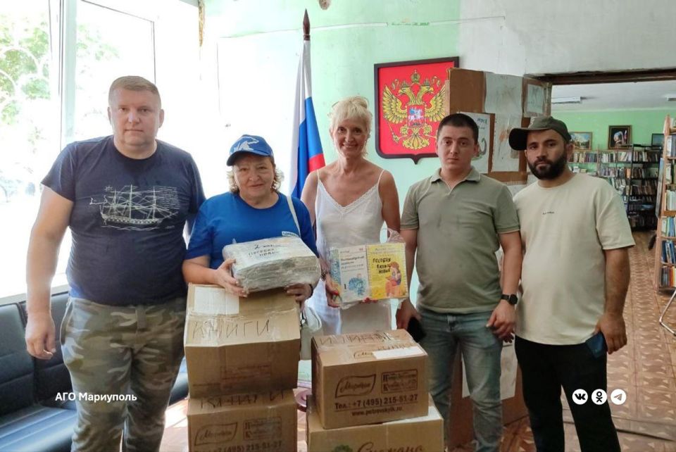 Единороссы Южного Бутова пополнили библиотечный фонд Мариуполя