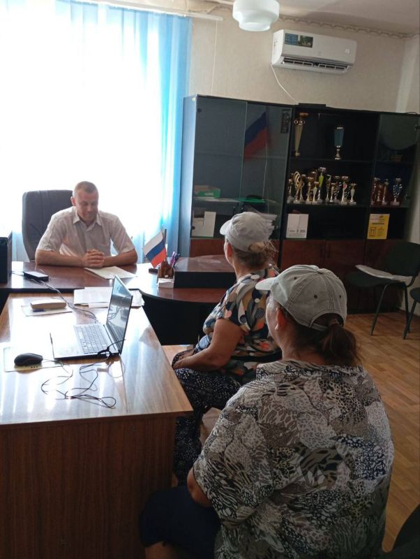 Сегодня личный прием граждан и встречу с населением села Демьяновка и села Камышеватое провел депутат Мангушского муниципального совета Троян Александр Анатольевич