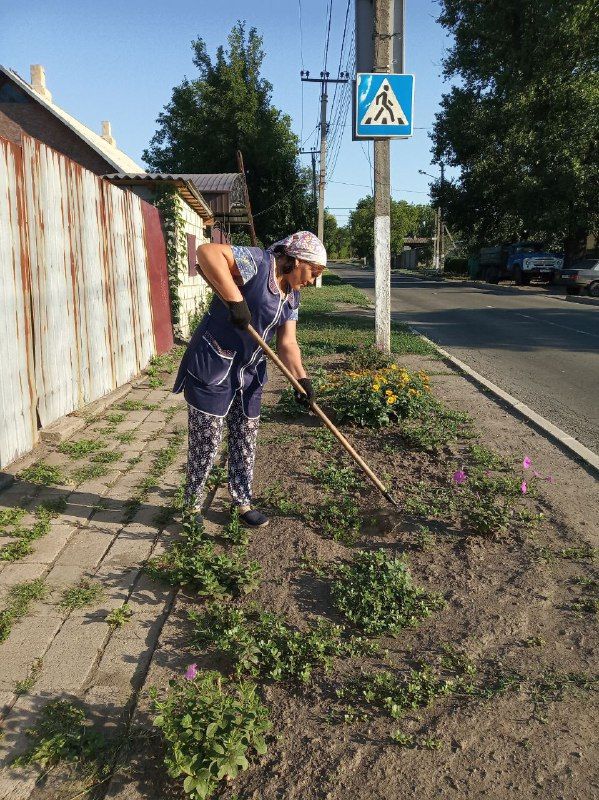 Силами коммунальных предприятий были проделаны работы по наведению чистоты и порядка на территории г. Моспино: