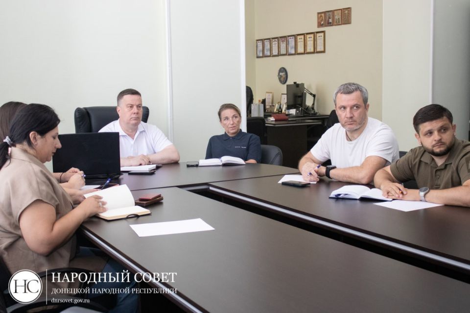 Константин Кузьмин: Вместе с коллегами-депутатами внимательно смотрел прямую линию Главы ДНР Дениса Пушилина