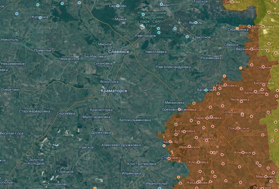 В последние дни российская армия существенно нарастила интенсивность ударов по Славянску и Краматорску, ранее подвергавшимся лишь эпизодическим обстрелам, пишет канал "Военная Хроника"