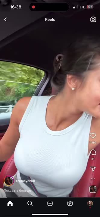 Блогерша из Калининграда колесит по городу на машине, поедая двумя руками пирожные: пользователи в шоке от такого «кулинарного вождения»