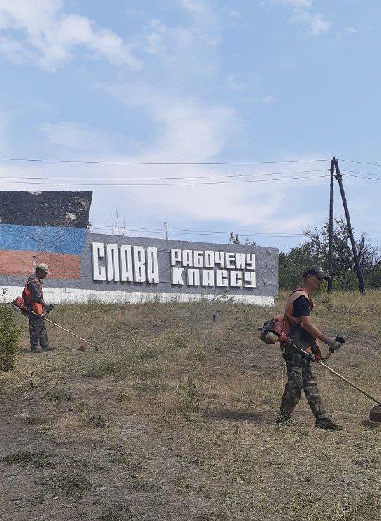 Коммунальщики Снежного продолжают благоустраивать территории общего пользования