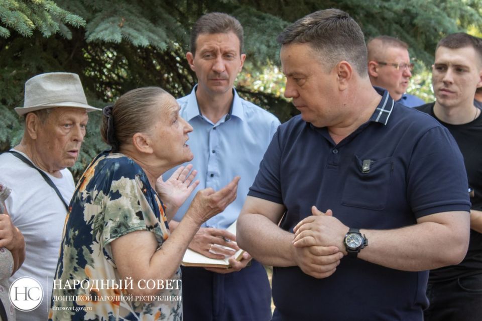 Константин Кузмин и Михаил Рымарь провели сход граждан в Кировском районе Донецка