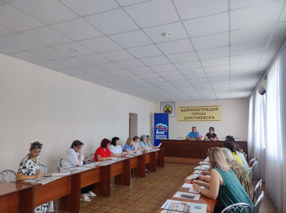 Глава администрации городского округа Докучаевск, секретарь Докучаевского местного отделения Партии «Единая Россия» Александр Качанов и заместитель главы администрации городского округ, исполнительный секретарь Докучаевского...