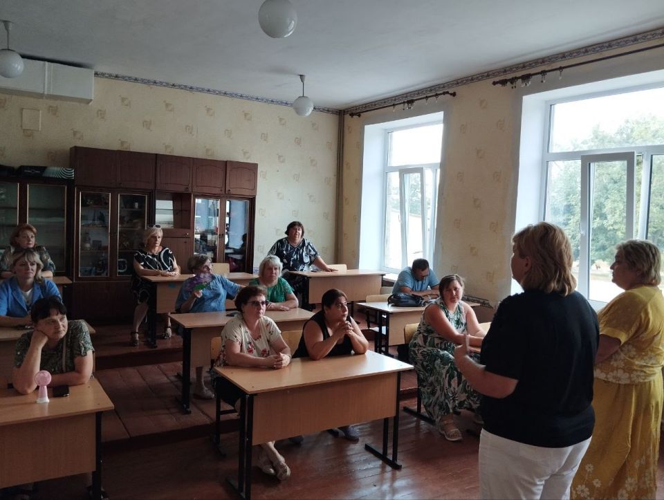 Наталья Бурцева провела встречу с представителями трудового коллектива, родительской общественности и жителями жилого массива ГБОУ «Средняя школа № 25 городского округа Макеевки»