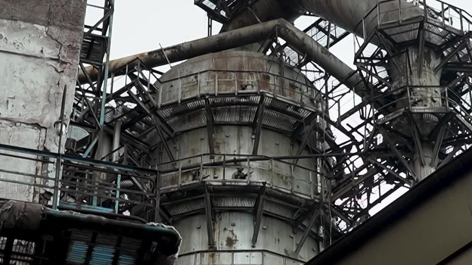 Первые шаги в профессию!. Сегодня активисты Движения Первых побывали на профориентационной экскурсии на Донецком металлургическом заводе (ДМЗ) в рамках проекта «Первая работа»