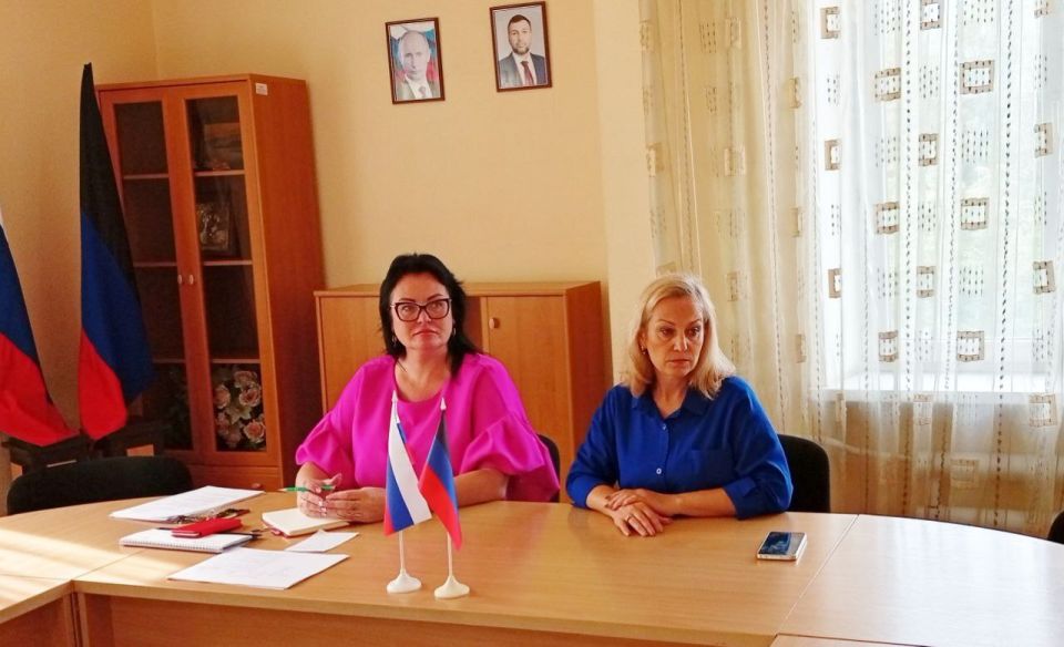 Наталья Бегуненко: Руководитель Управы Петровского внутригородского района Администрации городского округа Донецк Бегуненко Наталья Ивановна провела встречу, в которой приняли участие управляющий делами Управы района Мацан...