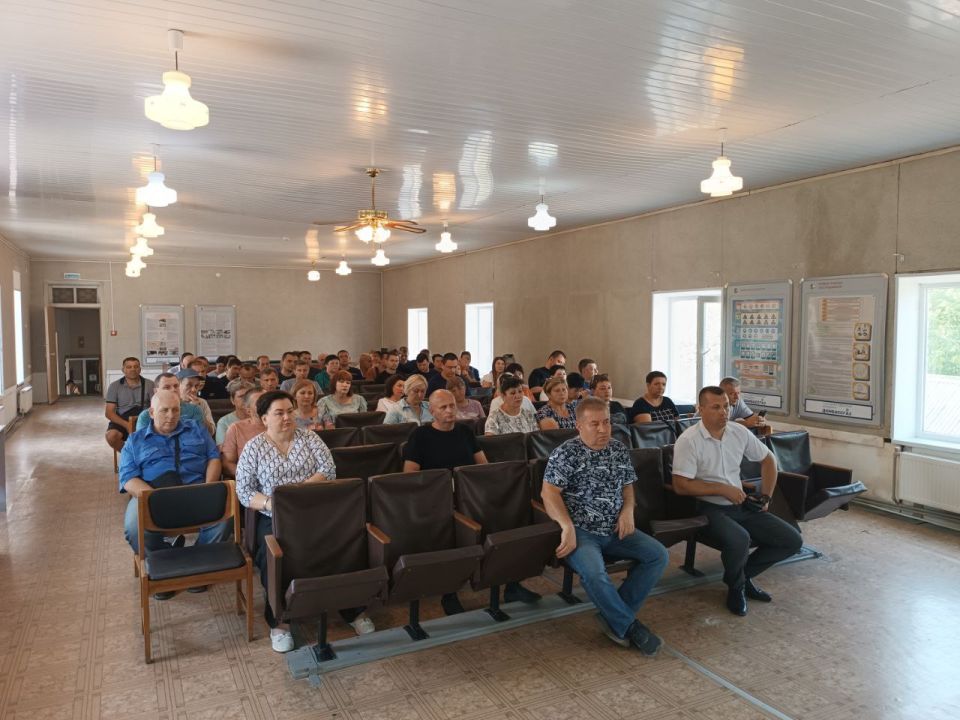 Глава Амвросиевского муниципального округа Игорь Лызов совместно с депутатом Амвросиевского муниципального совета Виталием Кучеренко встретился с трудовым коллективом Амвросиевского управления газоснабжения и газообеспечения...