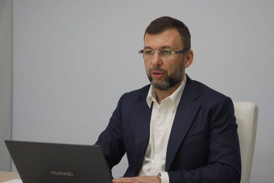 Константин Зинченко: В условиях перехода Республики на мирные рельсы режим открытости власти, ориентация на интересы людей, учет их мнения по ключевым вопросам – необходимость, и Денис Пушилин показывает это на своем примере