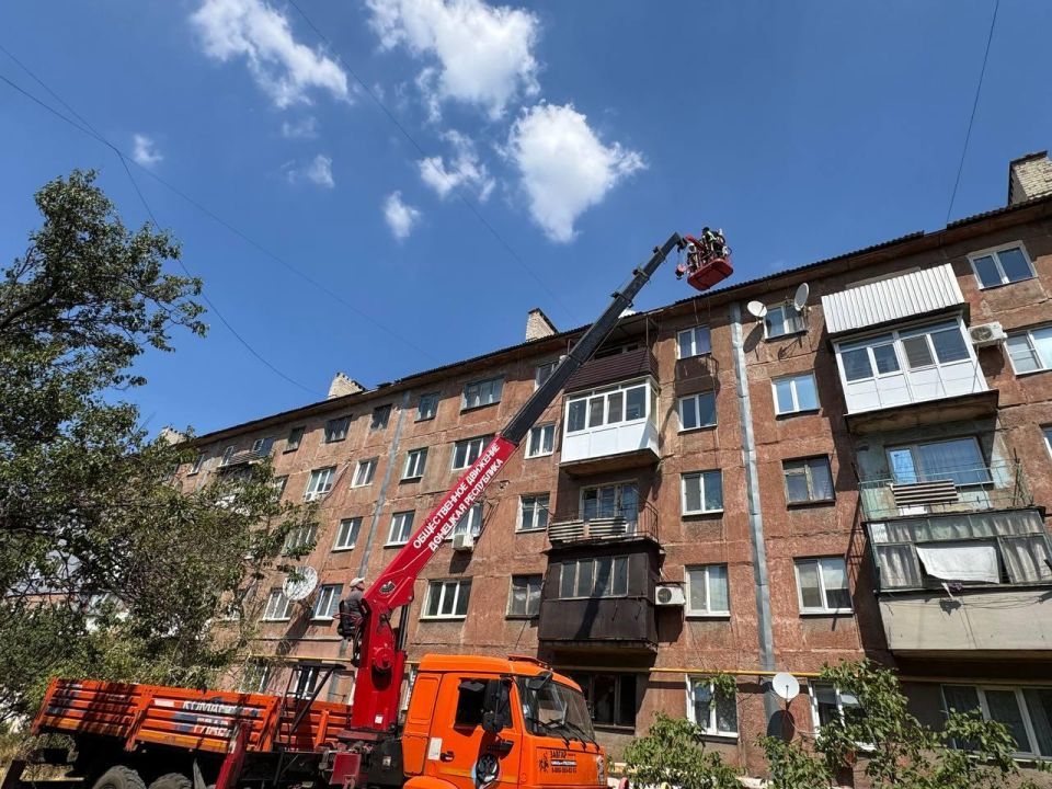 В Ждановке произведен частичный ремонт кровли многоквартирного дома