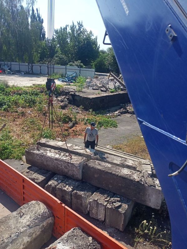 В связи со сложной ситуацией водоснабжения на территории города Дебальцево, администрацией городского округа были установлены емкости на м-не 50 Лет Победы (во дворах на ул. Бестужева, ул.Узловая) с объёмом 3м.куб, на м-не...