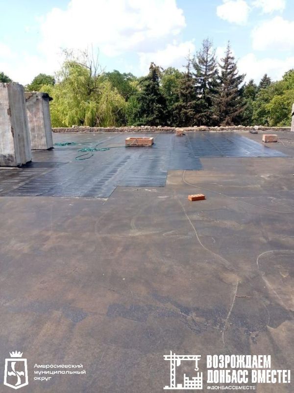 Игорь Лызов: В пос. Металлист Амвросиевского округа продолжаются работы по ремонту кровли многоквартирного дома по улице Ленина