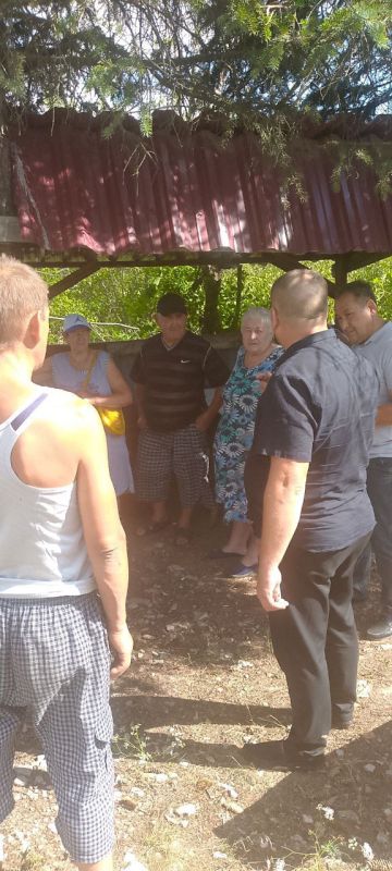 Сегодня, заместитель главы администрации городского округа Дебальцево Валерий Бессараб провел встречу с жителями с.Красный Пахарь, где обсудили наиболее волнующие вопросы населения