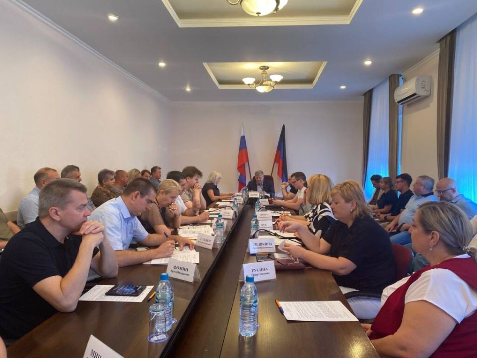 Глава Правительства ДНР Андрей Чертков провел совещание межведомственной комиссии по ценообразованию