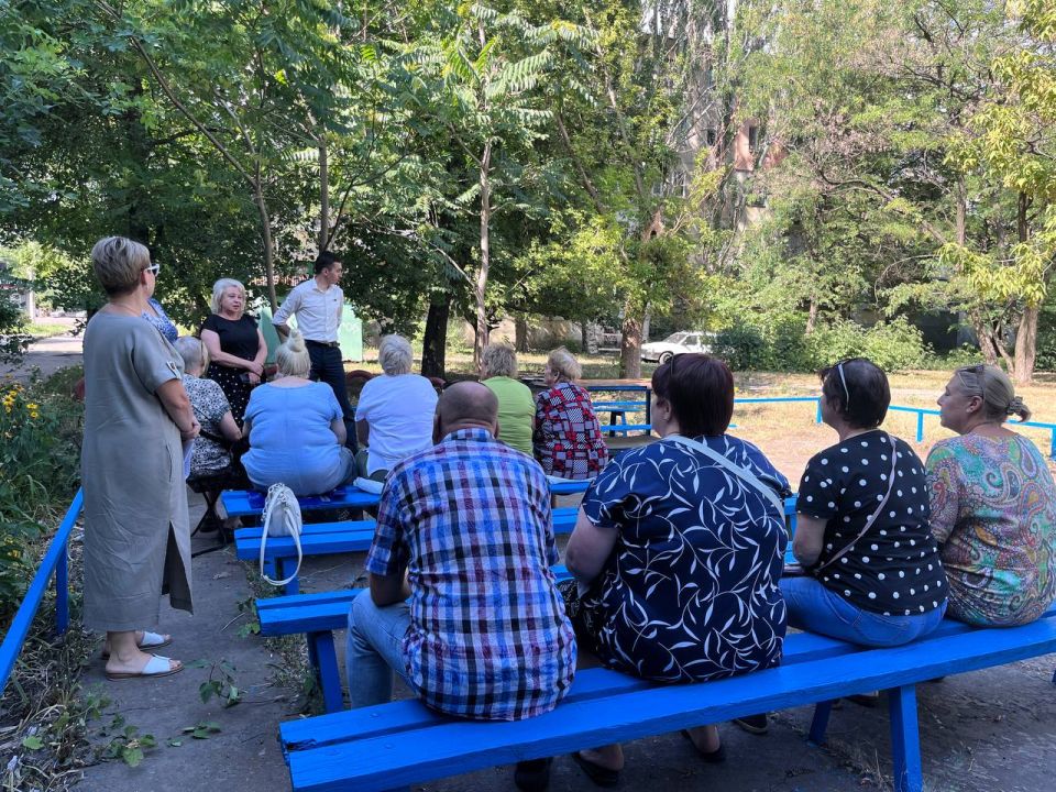 24 июля первый заместитель руководителя Управы Центрально-Городского района Инна Кисенко совместно с депутатом Макеевского городского совета Сергеем Зуевым провели встречу с жителями на подведомственной территории по адресу:...