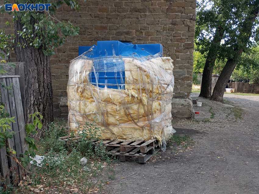 «Наполняют раз в неделю, разбирают за два часа»: что не так с бочками для воды в ДНР