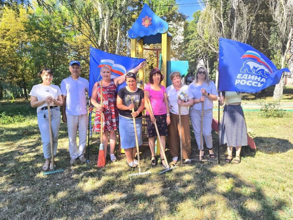 Наталья Бегуненко: Петровский район продолжает принимать участие в еженедельной акции "Чистый четверг" по проекту "Городская среда" партии "Единая Россия"