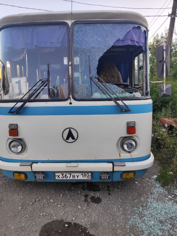 Иван Приходько: Повреждённый ударом БПЛА ВФУ автобус маршрута № 1 в жилом массиве Солнечный (Калининский район Горловки)