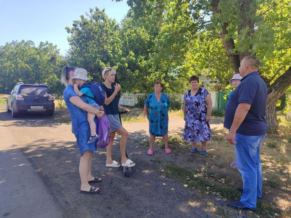 Сегодня начальник Тельмановского территориального отдела провел встречу с жителями в селе Зерновое по ул. Центральной